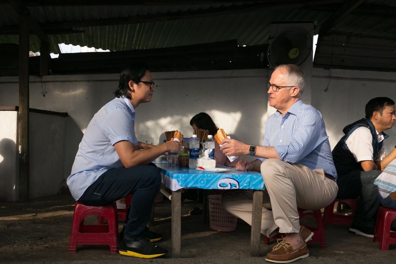 Thủ tướng Úc Malcolm Turnbull cùng ăn sáng món bánh mì với đầu bếp nổi tiếng người Úc gốc Việt Luke Nguyễn.  The Hon Malcolm Turnbull, Prime Minister of Australia, shares a banh mi breakfast with Australian-Vietnamese celebrity chef Luke Nguyen.  Photo credit: Tien Anh, Le Petit Photography